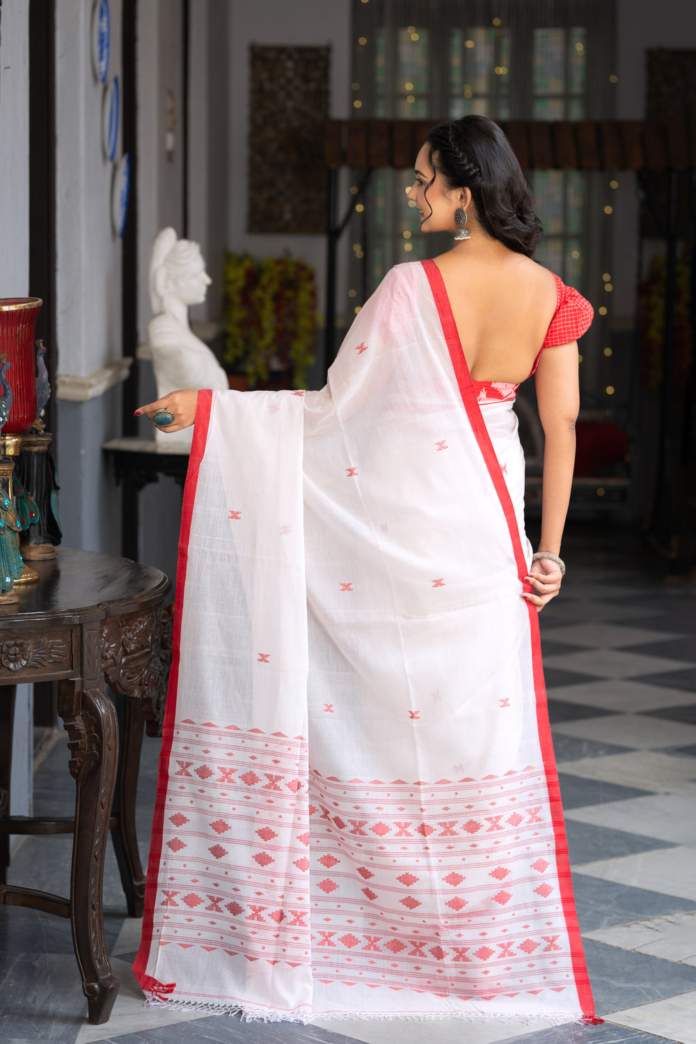 Handloom White Pure Cotton Laal Paar Jamdani Saree