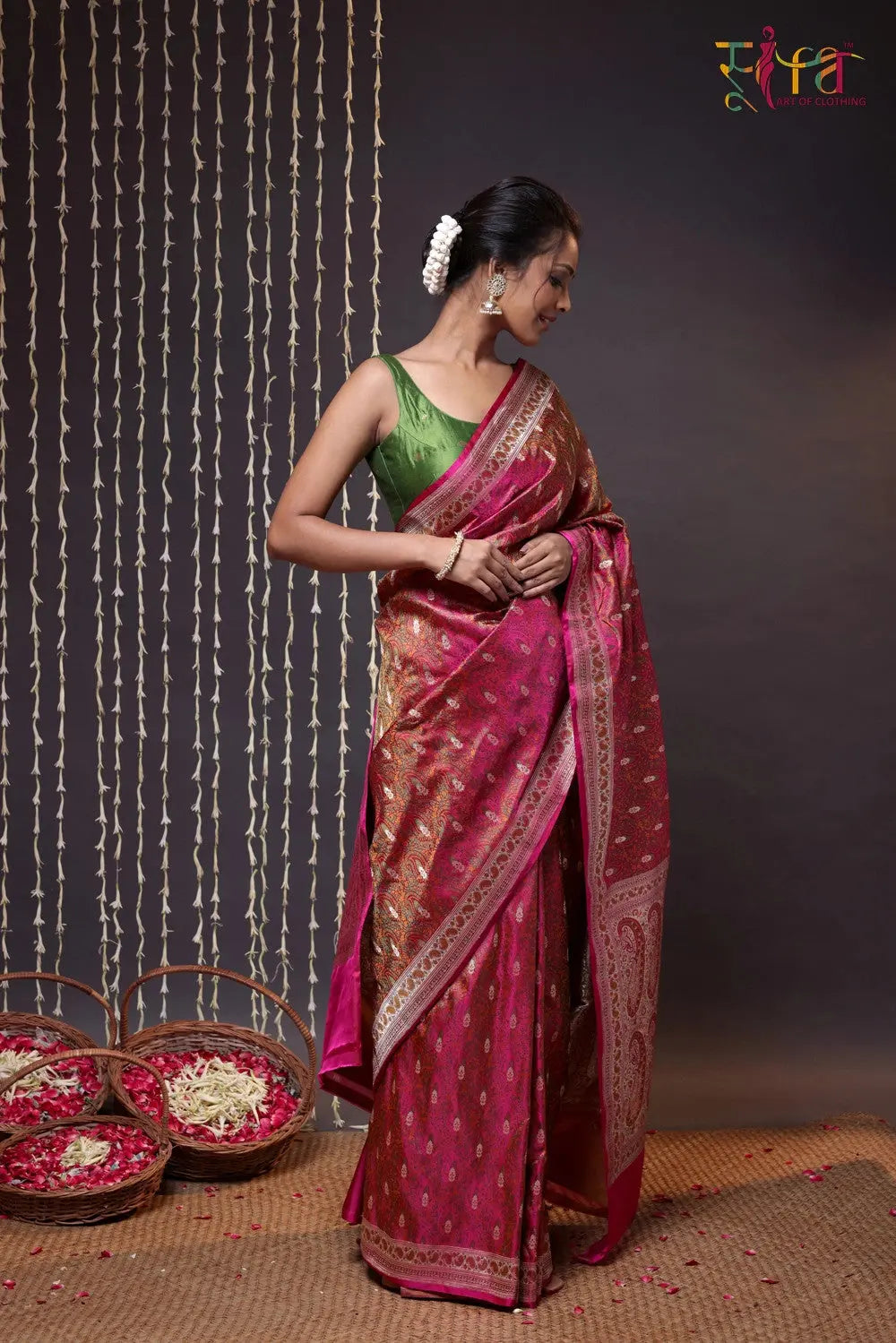 Handloom Magenta Pure Silk Tanchoi Banarasi Saree With Zari