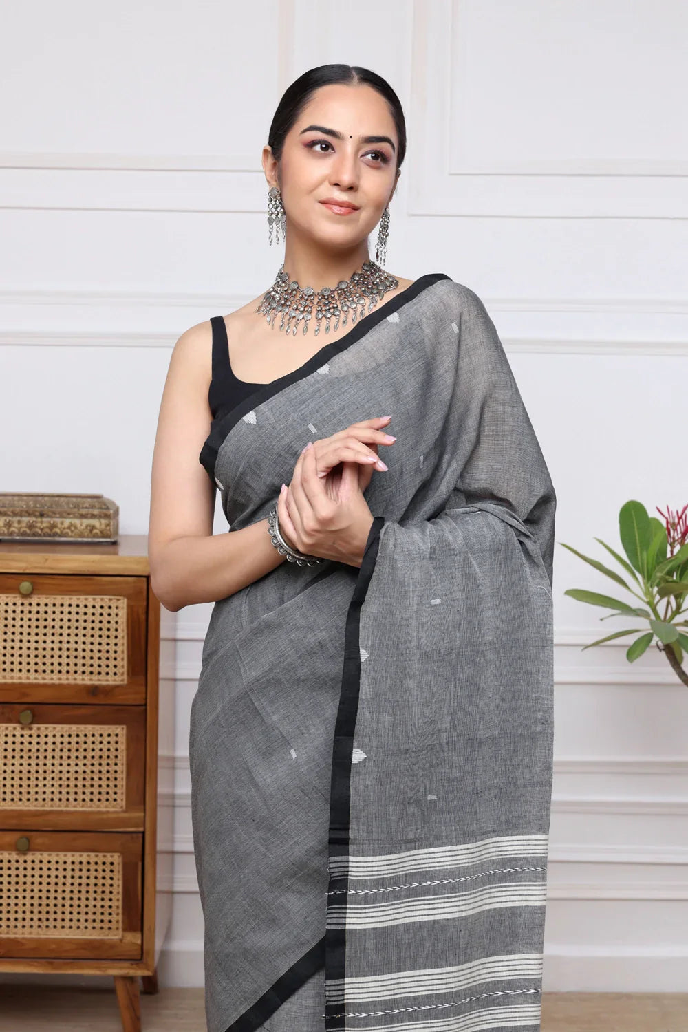 Handloom Grey Mulmul Jamdani Saree With Black Border